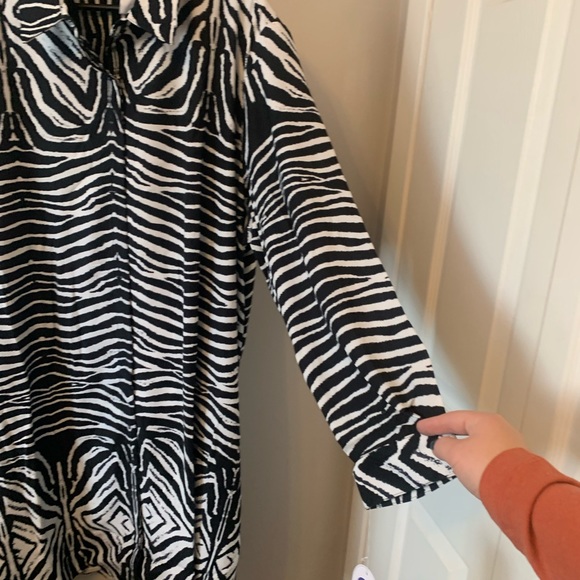 NWT /DG2 by Diane Gilman / Long Sleeve / Long Button Down with Belt at waist 3X - Picture 2 of 8
